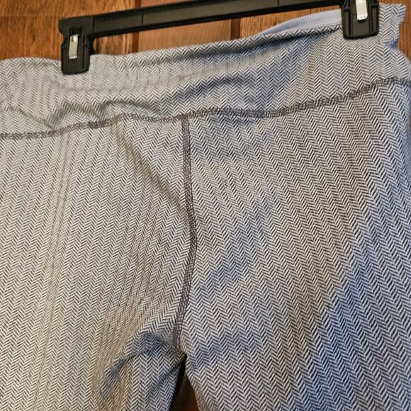 Old Navy Go-Dry Chevron Women's Leggings – Size Large – Athleisure Essential - Picture 3 of 4